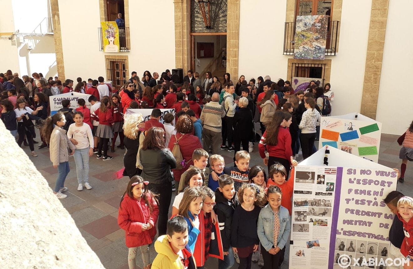 Alumnos de Xàbia junto a su elaborado cartel