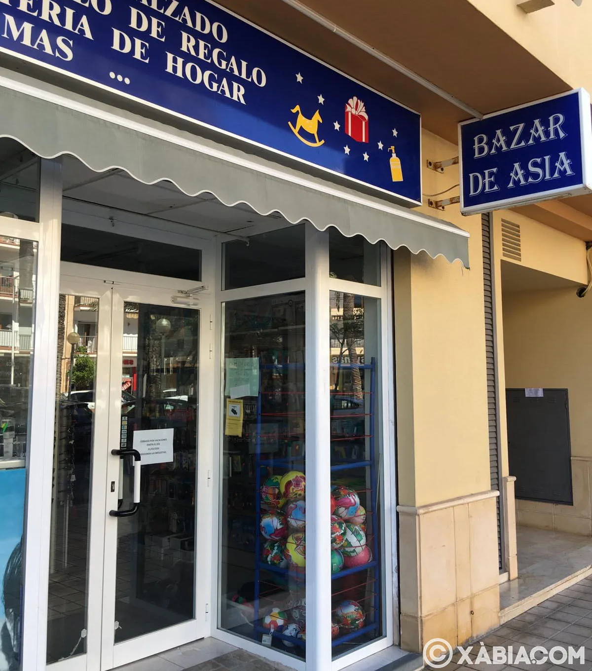 Bazar cerrado con cartel de motivo por vacaciones