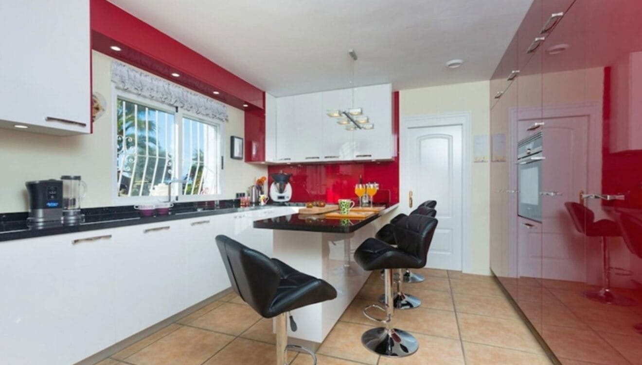 Cocina en tonos rojos en una casa de alto standing en venta en Jávea - Terramar Costa Blanca