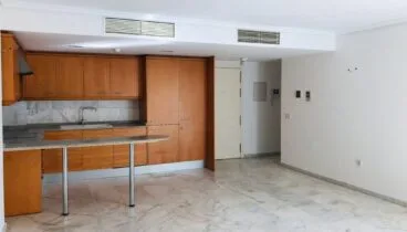 Cocina y salón de un piso de tres habitaciones en venta en Moraira – Mare Nostrum Inmobiliaria
