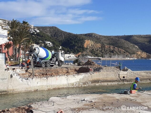Imagen: Colocación de hormigón en los laterales del Puente de Triana