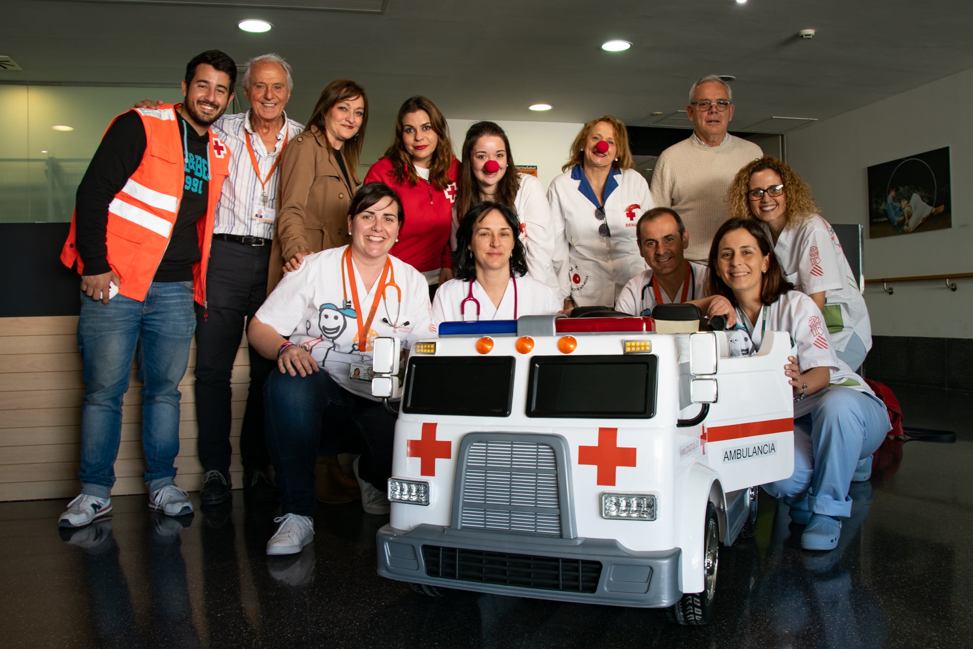 Cruz Roja dona una mini ambulancia eléctrica al Hospital de Dénia