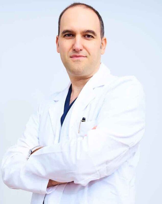Imagen: El doctor Pablo Martínez, especialista en traumatología, pasa consulta los jueves en Dra. Iris Alexandra Henkel