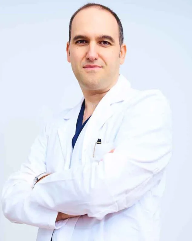 Imagen: El doctor Pablo Martínez, especialista en traumatología, pasa consulta los jueves en Dra. Iris Alexandra Henkel