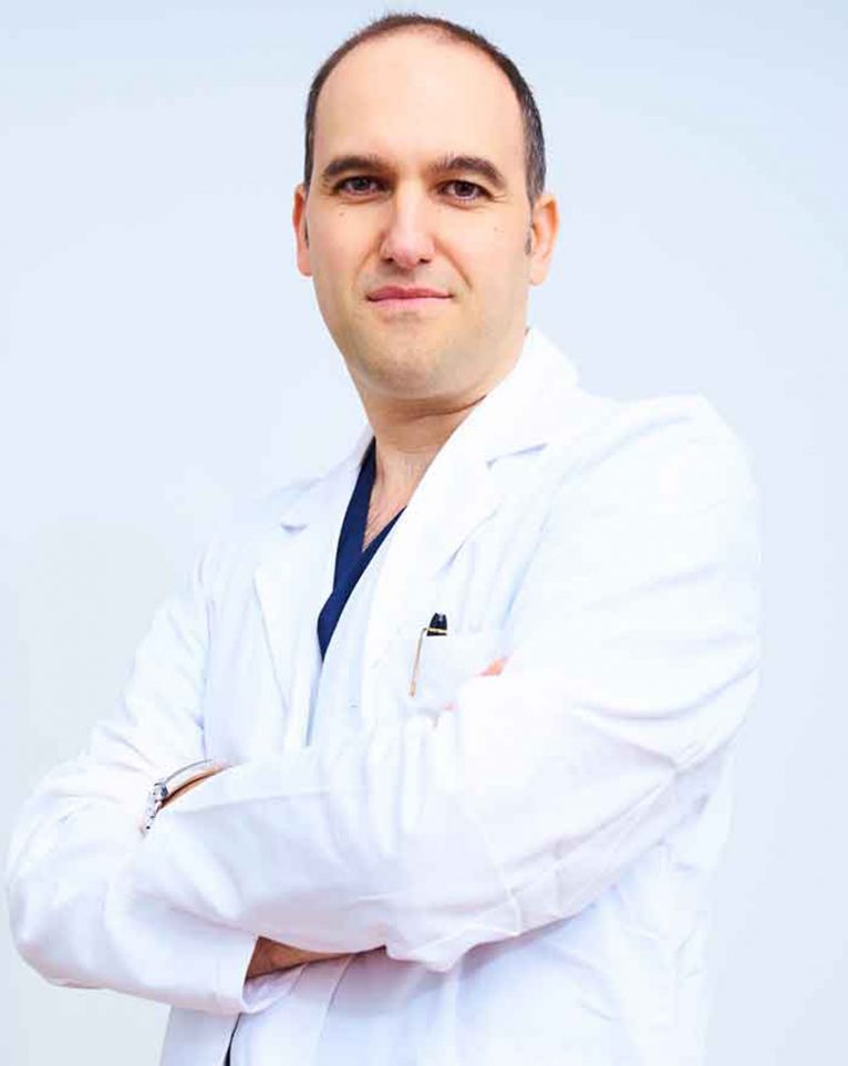 El doctor Pablo Martínez, especialista en traumatología, pasa consulta los jueves en Dra. Iris Alexandra Henkel