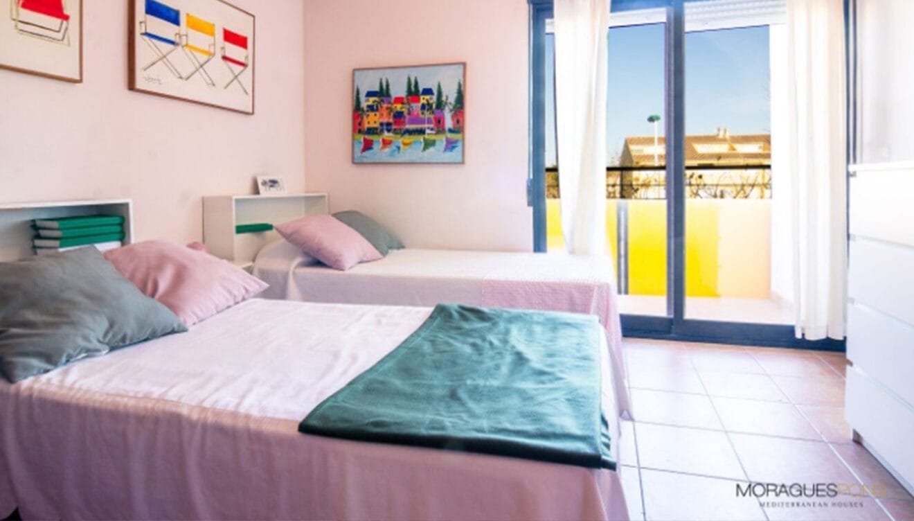 Una de las cuatro habitaciones de un adosado en venta en Jávea - MORAGUESPONS Mediterranean Houses