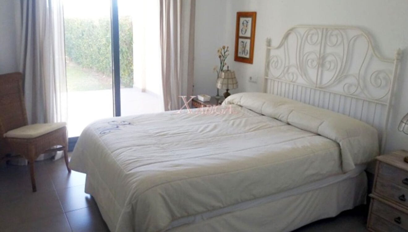 Una de las dos habitaciones de un apartamento en venta en Jávea - Xabiga Inmobiliaria