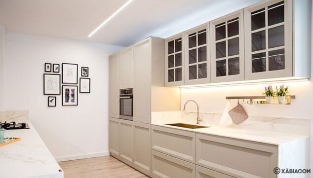 Imagen: Cocina de líneas clásicas y elegantes - Cocina Fácil