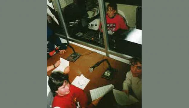 Imagen: Emisora de radio del CEIP Trenc d'Alba, llamada 'Radio Amanecer' (Foto extraída del libro '25 anys al CEIP Trenc d'Alba', de 2009)