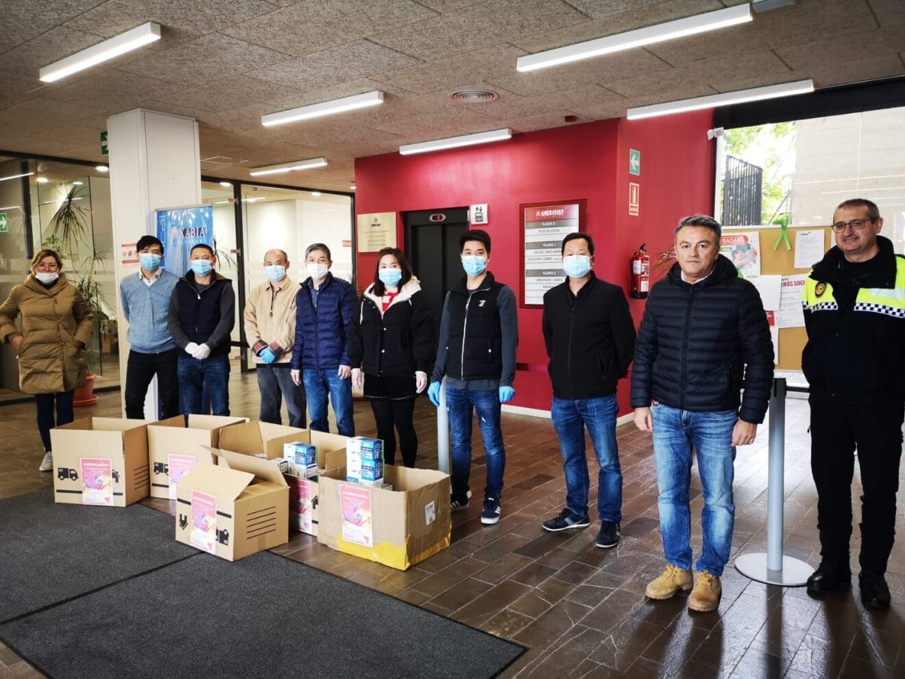 Entrega de mascarillas de la comunidad china al Ayuntamiento