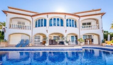 Fachada de una casa de alto standing en venta en Jávea – Terramar Costa Blanca