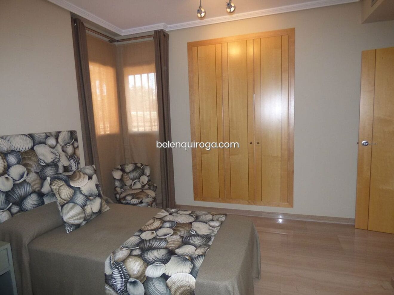 Una de las tres habitaciones de un adosado en venta en Jávea - Inmobiliaria Belen Quiroga