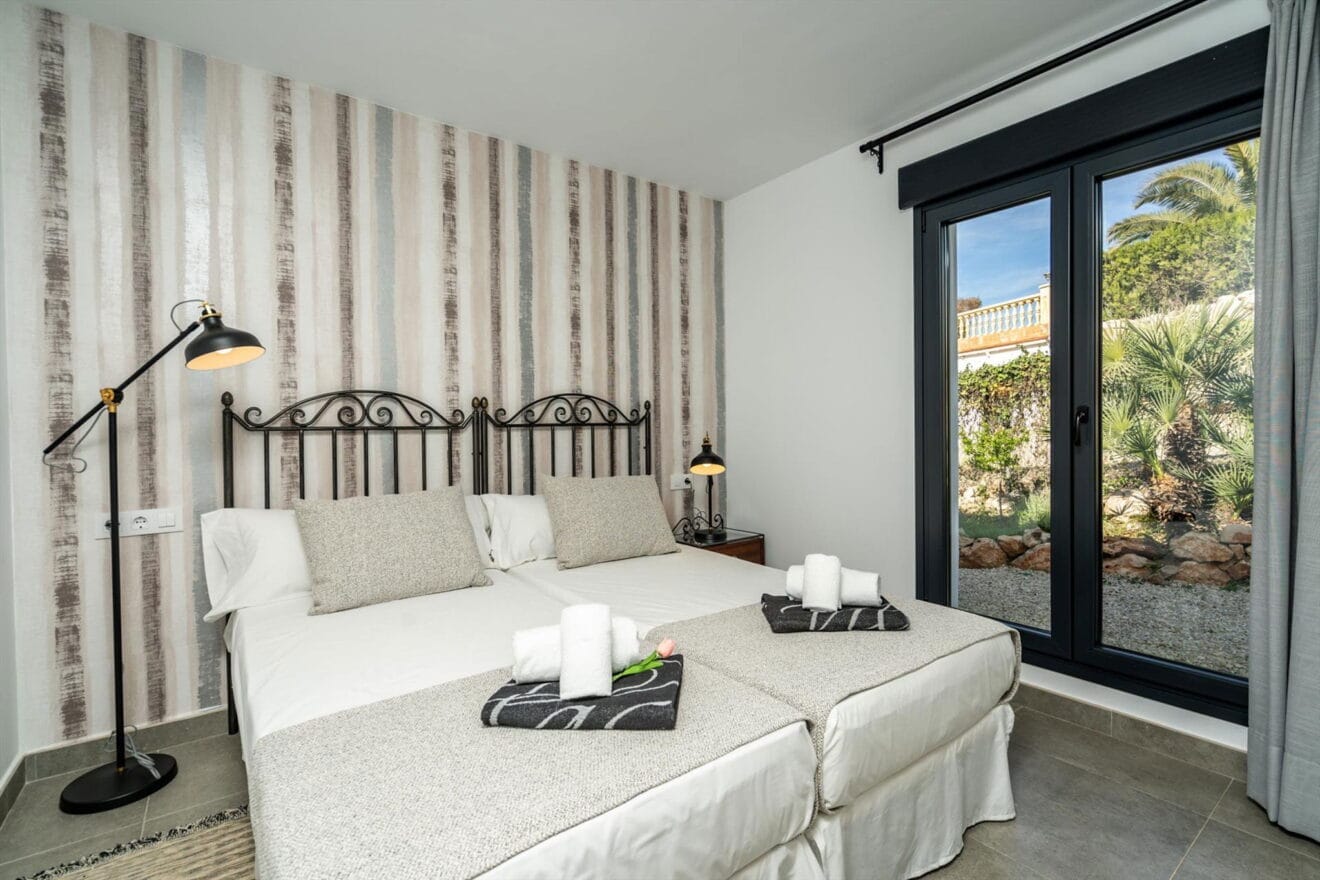 Una de las cuatro habitaciones de una casa de alquiler para ocho personas en Jávea - Aguila Rent a Villa