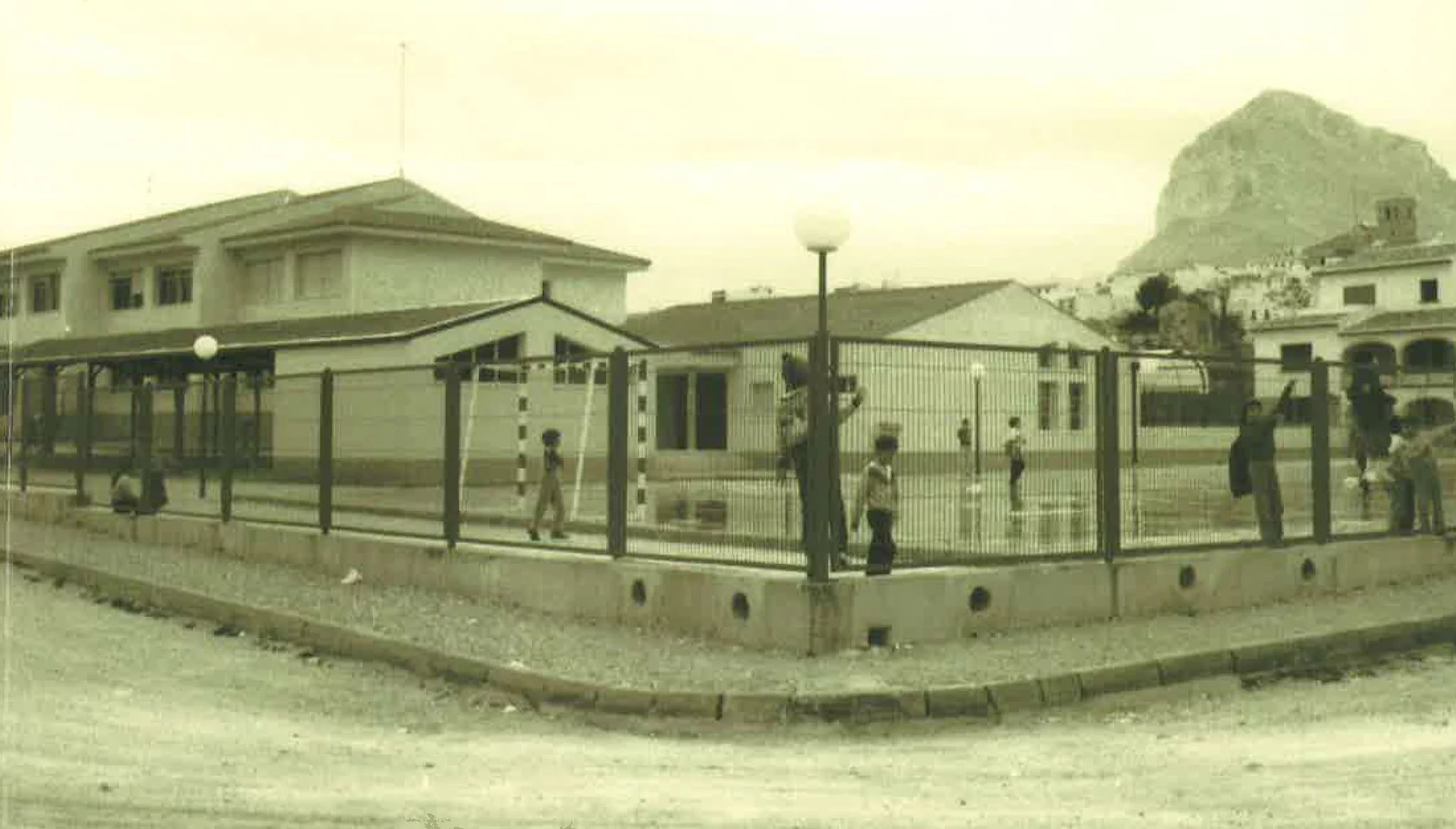 Imagen en blanco y negro del exterior del colegio Trenc d’Alba de Xàbia (Foto extraída del libro «25 anys al CEIP Trenc d’Alba», de 2009)
