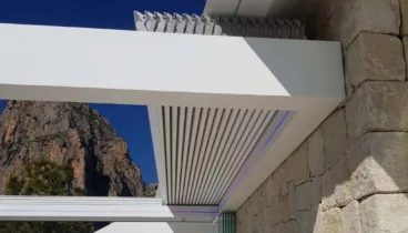 Instalación de techos móviles para aprovechamiento de terrazas y áticos