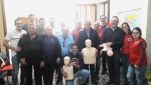 Imagen: Miembros de la cofradía del Nazareno con Cruz Roja Jávea