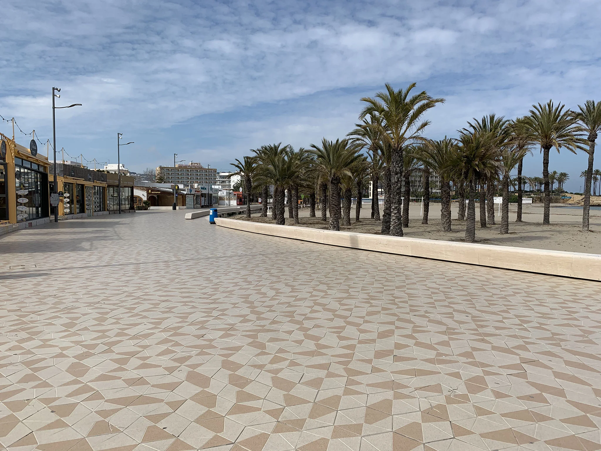 Paseo de la Playa del Arenal y sus establecimientos