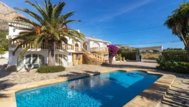 Piscina de un chalet en venta en el Montgó en Jávea – Vicens Ash Properties
