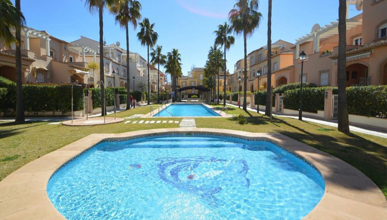 Piscina comunitaria en un adosado en venta en Jávea - Atina Inmobiliaria