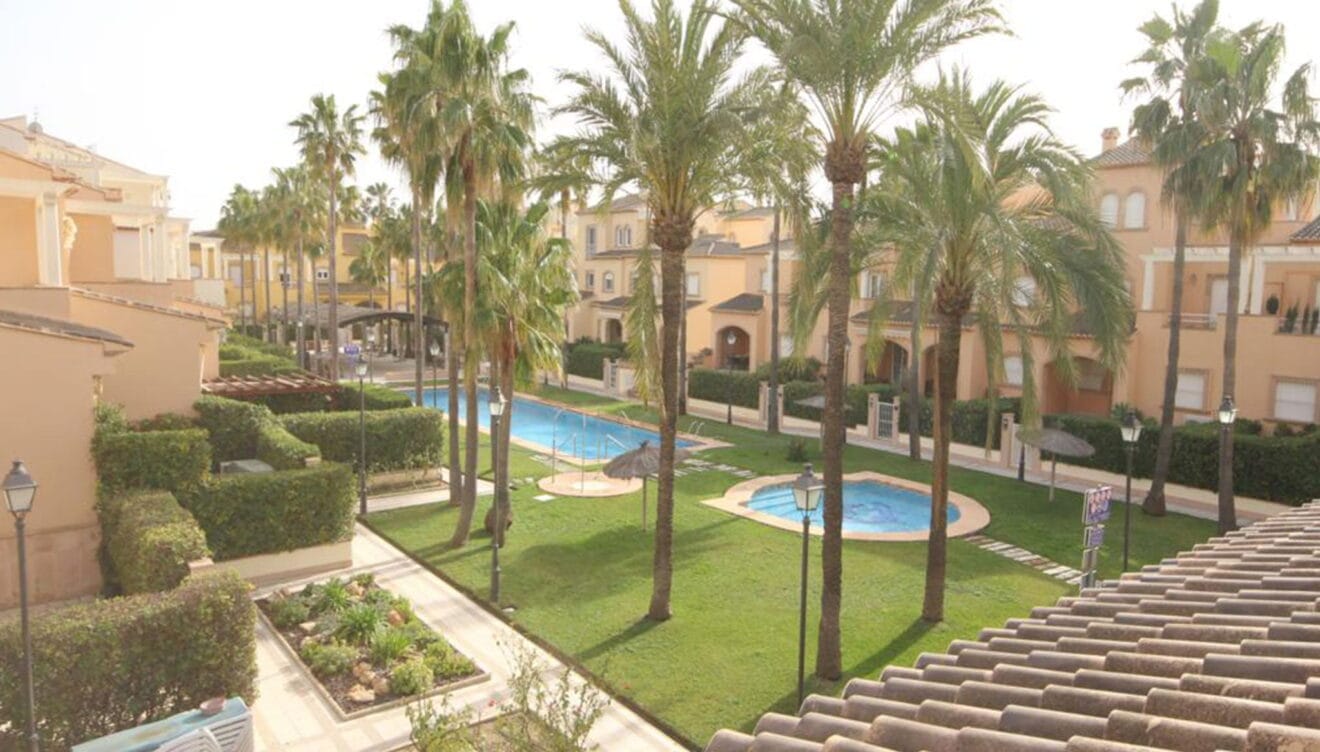 Piscina y jardín comunitarios en un adosado en venta en Jávea - Atina Inmobiliaria