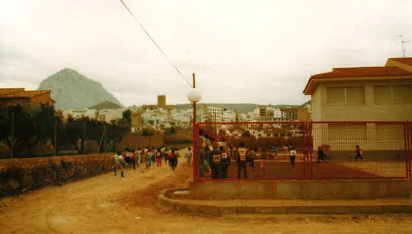 Pista de atletismo en los comienzos del Colegio Trenc d'Alba (Foto extraída del libro "25 anys al CEIP Trenc d'Alba", de 2009)