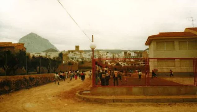 Imagen: Pista de atletismo en los comienzos del Colegio Trenc d'Alba (Foto extraída del libro '25 anys al CEIP Trenc d'Alba', de 2009)