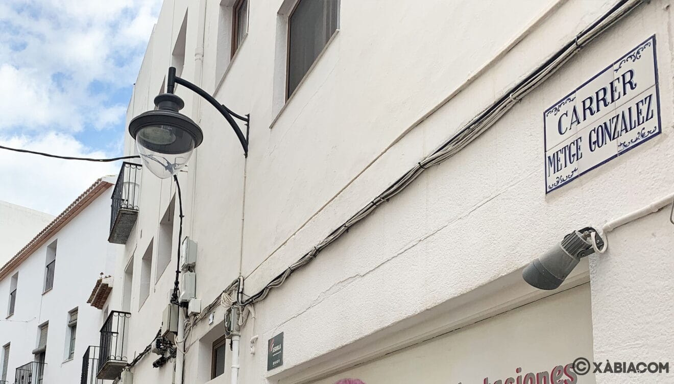 Detalle de la placa de la calle Metge González
