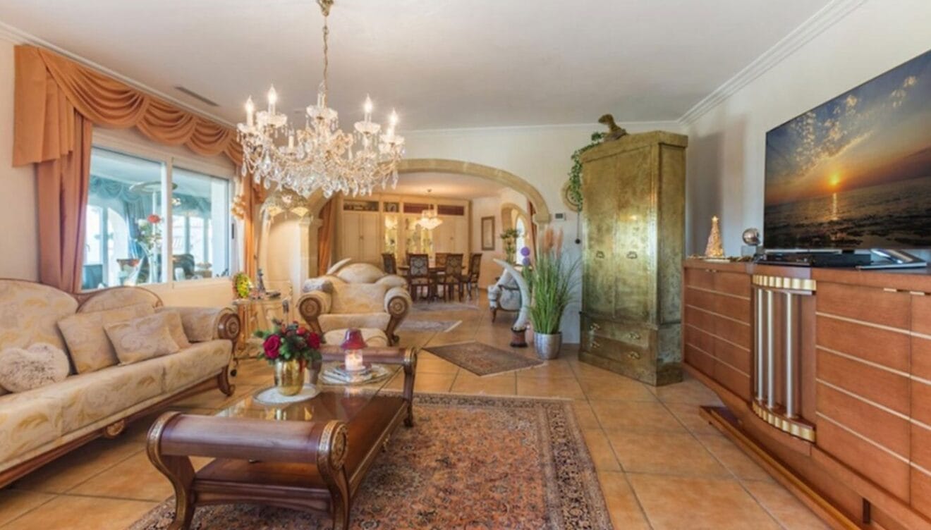 Salón de una casa de alto standing en venta en Jávea - Terramar Costa Blanca