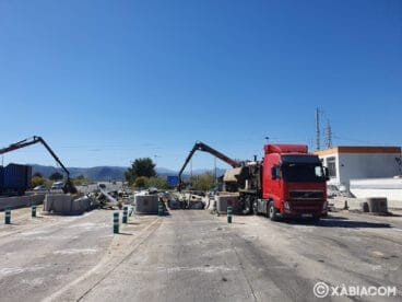 Una máquina deja en escombros la estructura de la AP7