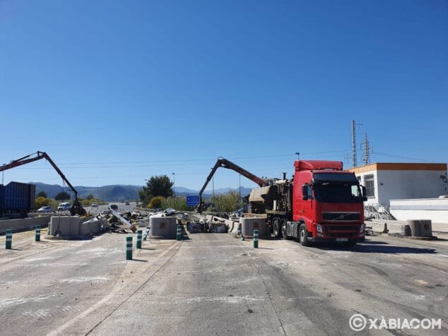 Imagen: Una máquina deja en escombros la estructura de la AP7