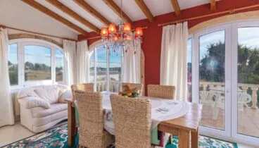Ventanales en el comedor de un chalet en venta en el Montgó en Jávea – Vicens Ash Properties