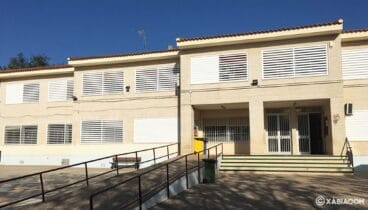 Vista frontal de la fachada del CEIP Trenc d’Alba de Jávea