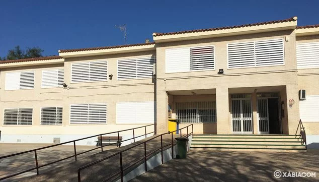 Imagen: Vista frontal de la fachada del CEIP Trenc d'Alba de Jávea