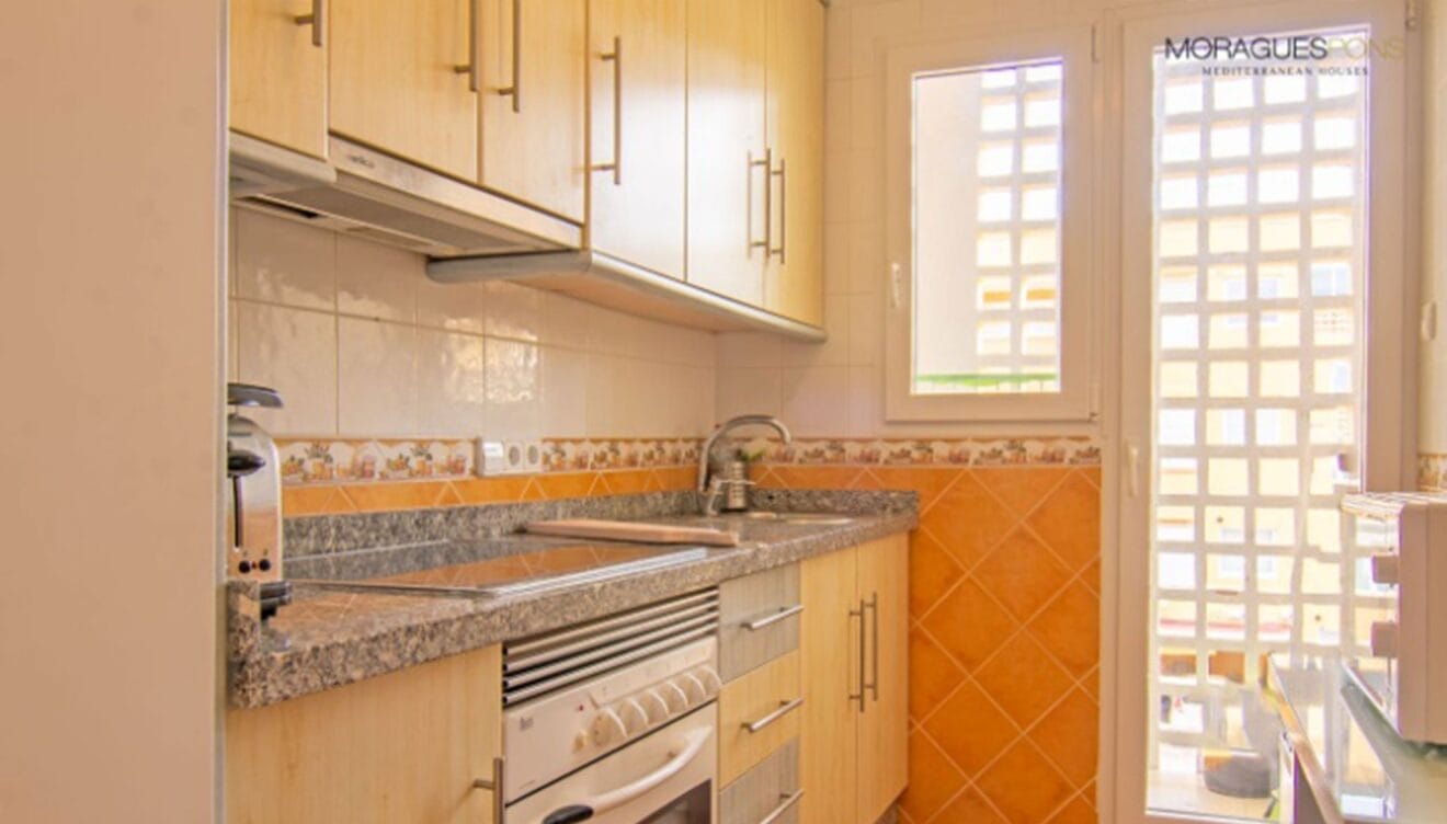 Cocina de un apartamento en venta en la zona del Arenal en Jávea - MORAGUESPONS Mediterranean Houses