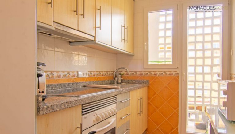 Cocina de un apartamento en venta en la zona del Arenal en Jávea - MORAGUESPONS Mediterranean Houses