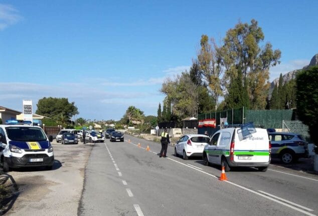 Imagen: Control de la Policía Local en la entrada a Xàbia por Jesús Pobre