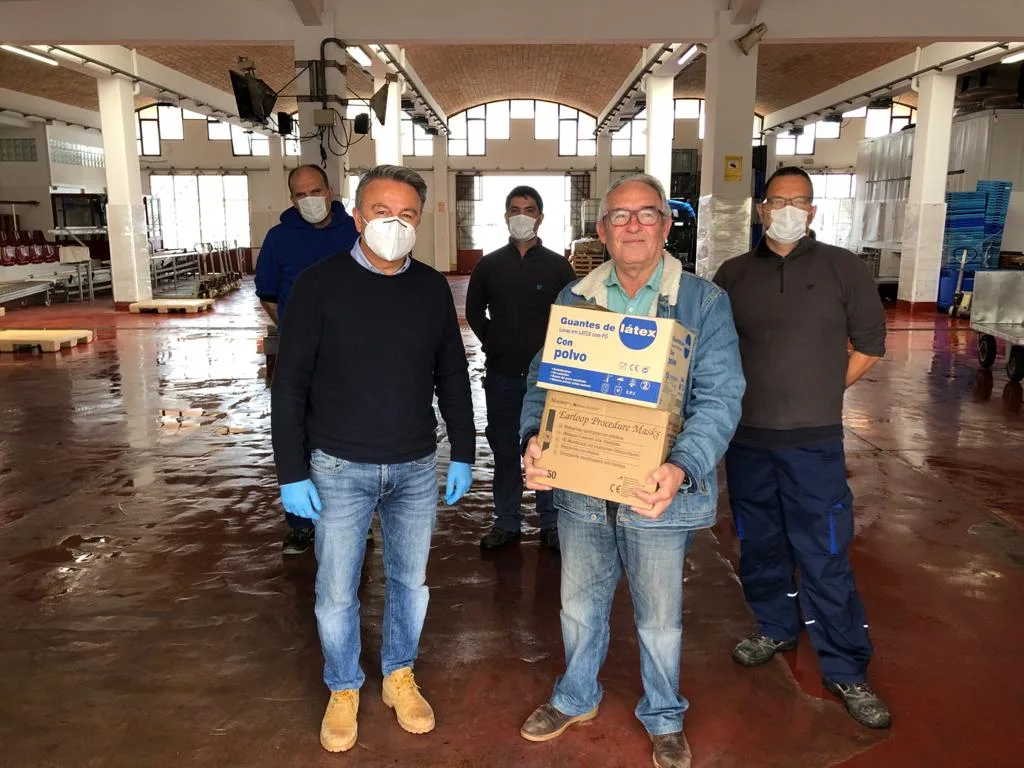 Donación de mascarillas a la Cofradía de Pescadores
