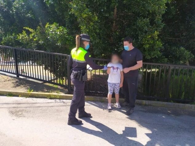 Imagen: Entrega del Kit a niños de Benitatxell