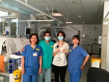 Verónica con el equipo del hospital