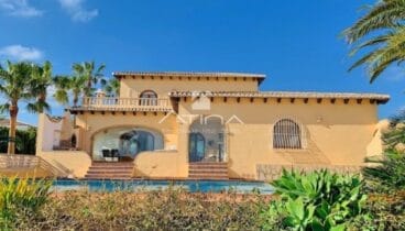 Fachada de una casa de lujo en venta en Jávea – Atina Inmobiliaria