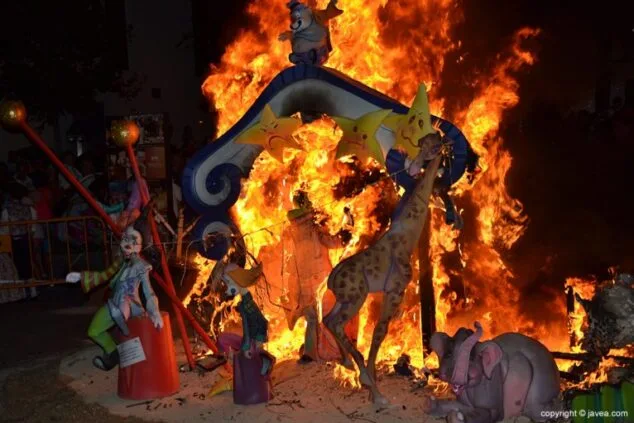 Imagen: Foguera infantil en la cremà