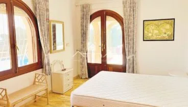 Una de las habitaciones de una casa de lujo en venta en Jávea – Atina Inmobiliaria