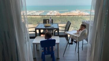 Hijos de Xavi en la casa de Kuwait