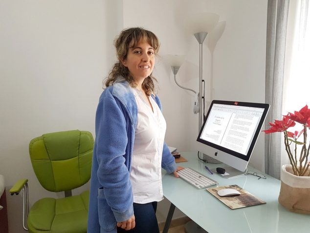 Imagen: La escritora de Dénia Verónica Mengual durante su trabajo en casa