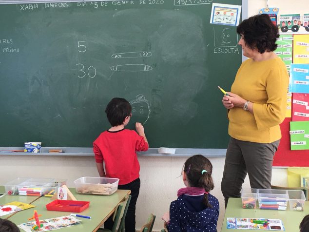 Imagen: Maite Moragues, profesora del CEIP Trenc d'Alba, durante una clase
