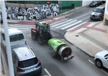 Maquinaria agrícola desinfectando las calles de Xàbia
