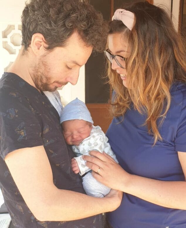 Imagen: Neus y Erick junto a su bebé Pau