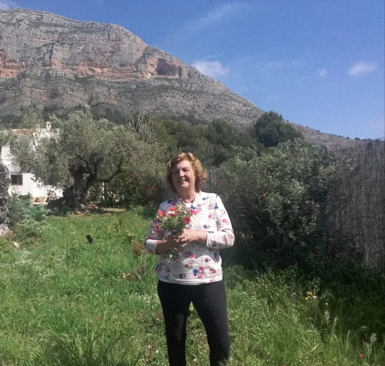 La escritora Pepa Guardiola con el Montgó de fondo