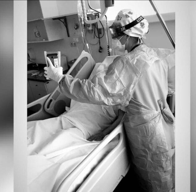 Imagen: Personal sanitario contacta con familiares de los pacientes