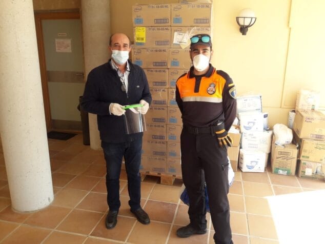 Imagen: Protección Civil colabora en el montaje de pantallas protectoras